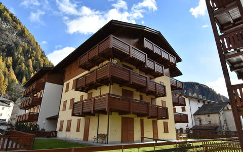 Cà Serena: Nube, Cielo, Planta, Edificio, Ventana, Madera, Hierba, Diseño Urbano, Área Rural, Barrio Residencial