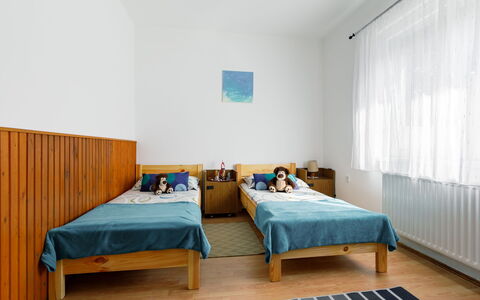 Pioneer: Mueble, Edificio, Azur, Madera, Comodidad, Diseño De Interiores, Piso, Suelo, Sombra