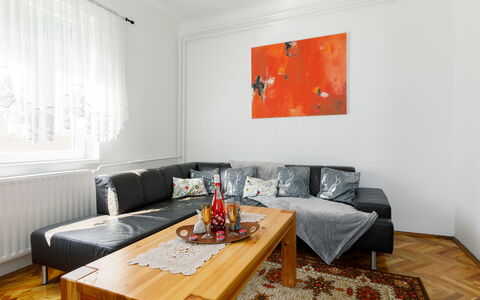 Pioneer: Sofá, Mesa, Propiedad, Mueble, Comodidad, Edificio, Madera, Naranja, Textil, Diseño De Interiores