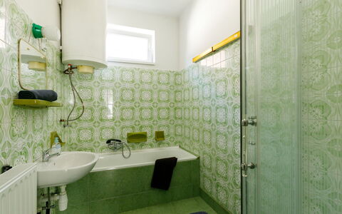 Pioneer: Espejo, Arreglo De Tubería, Grifo, Propiedad, Lavabo, Lavabo Del Baño, Verde, Baño, Púrpura, Diseño De Interiores