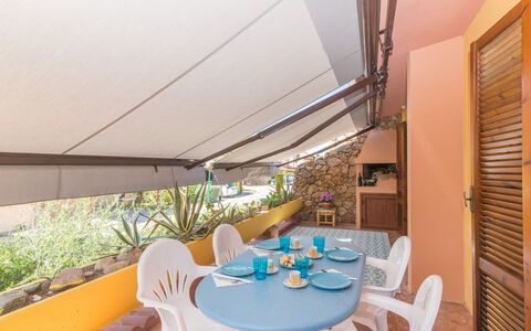 Lucia: Mesa, Propiedad, Mueble, Silla, Planta, Edificio, Diseño De Interiores, Madera, Arquitectura, Sombra