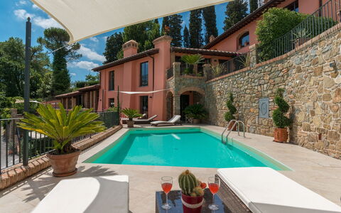 Villa Vico: Planta, Agua, Propiedad, Edificio, Piscina, Azur, Árbol, Ventana, Diseño De Interiores, Arquitectura