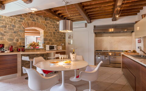 Villa Vico: Mesa, Mostrador, Mueble, Propiedad, Gabinetes, Silla, Cocina, Madera, Encendiendo, Diseño De Interiores