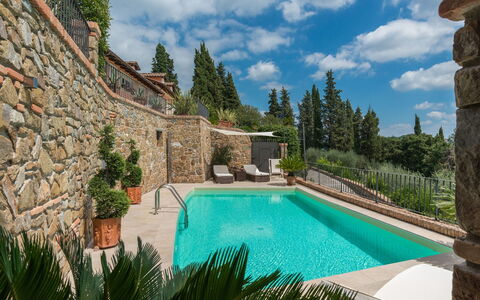 Villa Vico: Agua, Nube, Cielo, Planta, Piscina, Azur, Árbol, Paisaje Natural, Hierba, Edificio