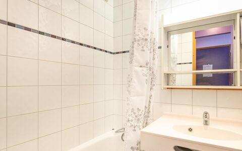 Les Avanchers-Valmorel 605: Espejo, Arreglo De Tubería, Grifo, Propiedad, Lavabo, Baño, Lavabo Del Baño, Edificio, Bañera, Rectángulo