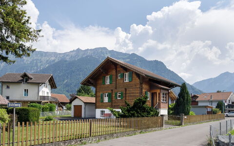 Chalet Dori: Edificio, Casa, Casa, Barrio Residencial, Techo, Arquitectura, Cabaña, Área Rural, El Terreno Del Lote, Asentamientos Humanos
