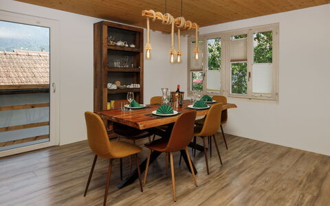 Chalet Dori: Mueble, Piso, Suelos De Madera, Diseño De Interiores, Suelo, Madera, Mesa, Comedor, Cocina Y Comedor Mesa, Silla