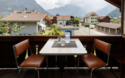 Chalet Dori: Mueble, Mesa, Silla, Cordillera, Mueble Para Exteriores, Restaurante, Mesa Al Aire Libre, Balcón, Planta De Casa, Cocina Y Comedor Mesa