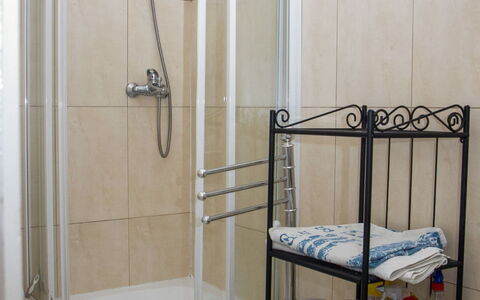 Marie: Mesa, Mueble, Propiedad, Madera, Diseño De Interiores, Encendiendo, Sofá, Arquitectura, Piso, Sala