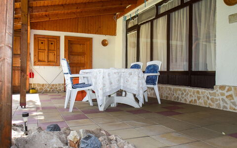 Marie: Mesa, Mueble, Propiedad, Madera, Diseño De Interiores, Encendiendo, Sofá, Arquitectura, Piso, Sala