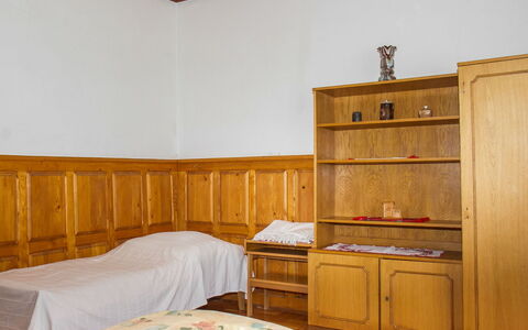 Marie: Mesa, Mueble, Propiedad, Madera, Diseño De Interiores, Encendiendo, Sofá, Arquitectura, Piso, Sala