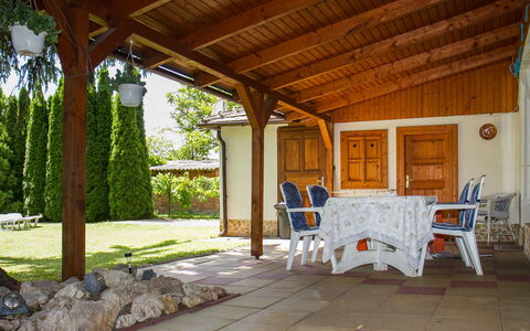 Marie: Mesa, Mueble, Propiedad, Madera, Diseño De Interiores, Encendiendo, Sofá, Arquitectura, Piso, Sala