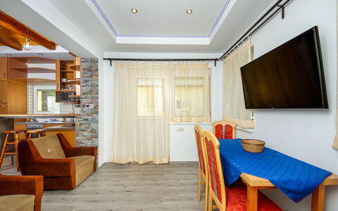 Violette: Mesa, Mueble, Propiedad, Madera, Diseño De Interiores, Encendiendo, Sofá, Arquitectura, Piso, Sala
