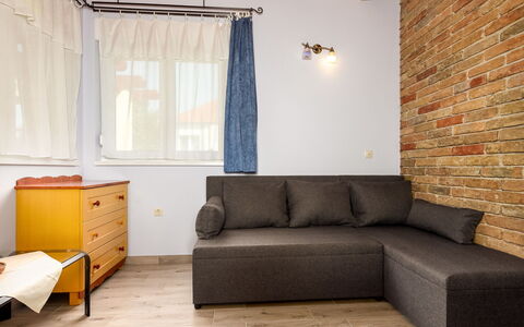 Violette: Mesa, Mueble, Propiedad, Madera, Diseño De Interiores, Encendiendo, Sofá, Arquitectura, Piso, Sala