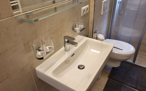 Stark: Marrón, Grifo, Arreglo De Tubería, Lavabo Del Baño, Lavabo, Propiedad, Espejo, Baño, Diseño De Interiores