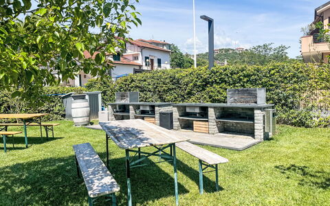 Imperia 388: Mueble Para Exteriores, Mueble, Mesa Al Aire Libre, Cobertura Del Suelo, Jardín, Sombra, Banco Al Aire Libre, Mesa De Picnic, Césped, Patio Interior