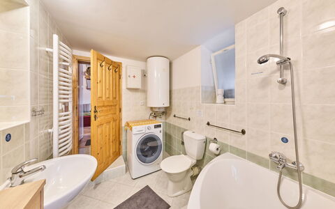 Sunny Slope & Sauna: Piso, Suelo, Diseño De Interiores, Arreglo De Tubería, Baño, Techo, Habitación, Plomería, Grifo, Bañera