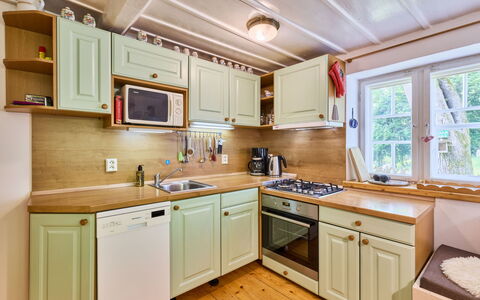 Sunny Slope & Sauna: Cocina, Madera, Diseño De Interiores, Gabinetes, Aparato De Cocina, Mostrador, Electrodoméstico, Piso, Suelo, Cajón