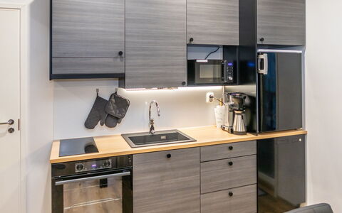 Saukonpesä B: Cocina, Aparato De Cocina, Mueble, Mostrador, Madera, Electrodoméstico, Gabinetes, Diseño De Interiores, Electrodoméstico, Piso