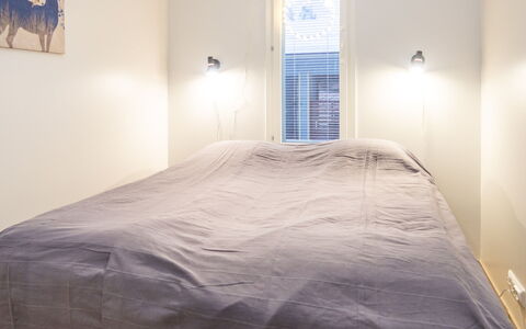 Saukonpesä B: Habitación, Pared, Cama, Suelo, Madera, Diseño De Interiores, Piso, Sábana, Mueble, Techo