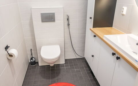 Saukonpesä B: Asiento Del Baño, Baño, Baño, Piso, Arreglo De Tubería, Diseño De Interiores, Pared, Suelo, Lavabo Del Baño, Lavabo