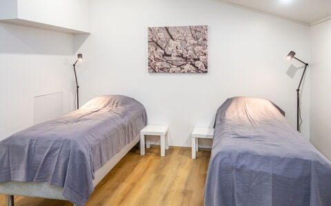 Saukonpesä B: Suelo, Piso, Habitación, Madera, Cama, Diseño De Interiores, Suelos De Madera, Mueble, Techo, Sábana