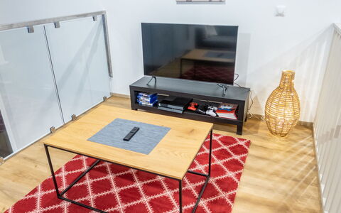 Saukonpesä B: Mueble, Piso, Suelo, Madera, Diseño De Interiores, Suelos De Madera, Encendiendo, Mesa, Habitación, Sala