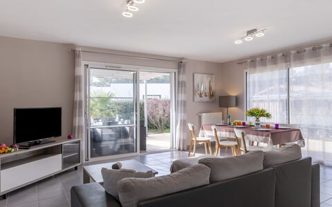 Lamanchs: Propiedad, Sofá, Mueble, Comodidad, Sala, Diseño De Interiores, Planta De Casa, Mesa, Madera, Planta