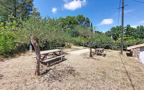 Les Eaux Claires: Hierba, Casa, El Terreno Del Lote, Jardín, Cobertura Del Suelo, Puerta, Vía Muerta, Casa De Campo, Edificios Del Jardín