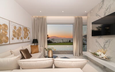 Bouka 3: Sofá, Comodidad, Diseño De Interiores, Madera, Sombra, Sala, Suelo, Piso, Planta, Bienes Raíces