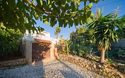 Villa Carmen: Cielo, Edificio, Planta, Ventana, Árbol, Diseño Urbano, Barrio Residencial, Asfalto, Rueda, Superficie De La Carretera