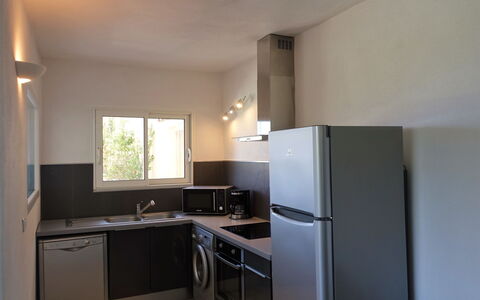Villa Orizonte: Gabinetes, Fregadero, Lavabo, Grifo, Mostrador, Edificio, Ventana, Estufa De Cocina, Aparato De Cocina, Madera