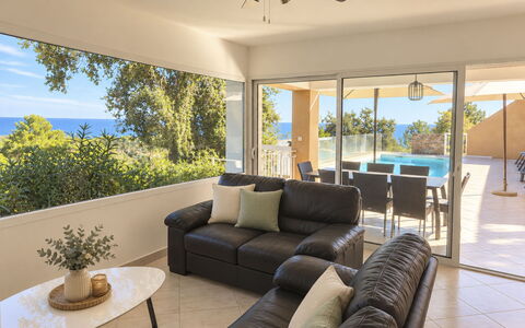 Villa Orizonte: Mueble, Piso, Sofá, Suelo, Diseño De Interiores, Techo, Mesa, Silla, Sala, Encendiendo