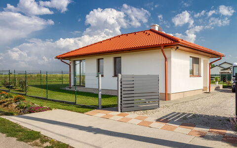 Emily: Cielo, Edificio, Planta, Ventana, Árbol, Diseño Urbano, Barrio Residencial, Asfalto, Rueda, Superficie De La Carretera