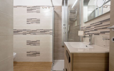 Balestrate 215: Grifo, Arreglo De Tubería, Lavabo, Espejo, Madera, Edificio, Lavabo Del Baño, Plomería, Piso, Baño