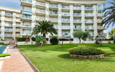Los Pelicanos: Cielo, Edificio, Nube, Agua, Ventana, Coche, Vehículo, Condominio, Diseño Urbano, Sombra