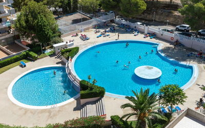 Catalunya 92 704.18: Agua, Propiedad, Ventana, Piscina, Edificio, Planta, Azur, Sombra, Árbol, Arquitectura
