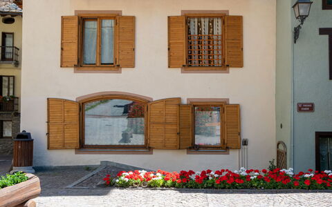 Casa Nota e Minichin: Agua, Planta, Cielo, Edificio, Piscina, Árbol, Azur, Ventana, Bienes Raíces, Ocio