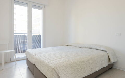Lignano Sabbiadoro 689: Habitación, Cama, Diseño De Interiores, Suelo, Sábana, Lecho, Piso, Habitación, Marco De La Cama, Linos
