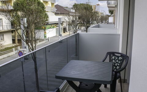 Lignano Sabbiadoro 689: Cielo, Agua, Edificio, Propiedad, Planta, Piscina, Verde, Árbol, Azur, Sombra