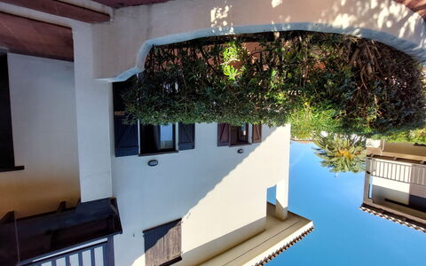 Lampara: Cielo, Nube, Planta, Propiedad, Ventana, Edificio, Montaña, Tierras Altas, Madera, Árbol