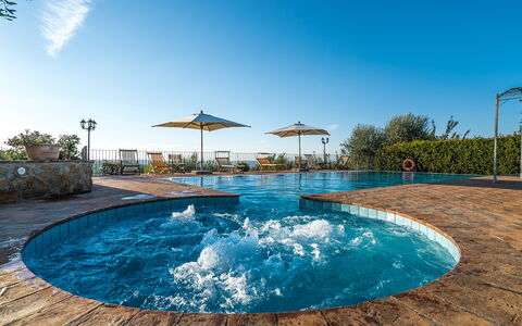 Villa i Colli: Agua, Nube, Cielo, Planta, Piscina, Azur, Árbol, Paisaje Natural, Sombra, Agua