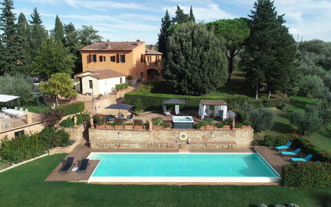 Villa Tresanti: Nube, Planta, Cielo, Propiedad, Edificio, Verde, Árbol, Agua, Piscina, Ventana