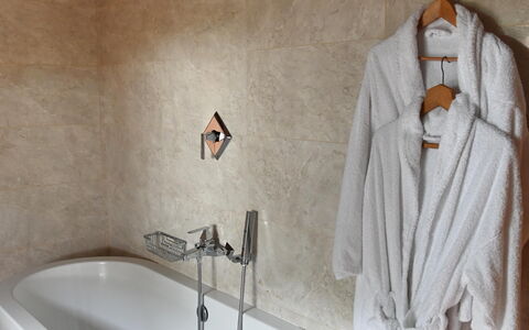 Villa Tresanti: Arreglo De Tubería, Bañera, Grifo, Baño, Diseño De Interiores, Plomería, Línea, Pared, Suelo