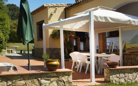 Belloc Ii: Planta, Propiedad, Mueble, Edificio, Sombra, Silla, Mueble Para Exteriores, Cielo, Mesa Al Aire Libre, Cabaña