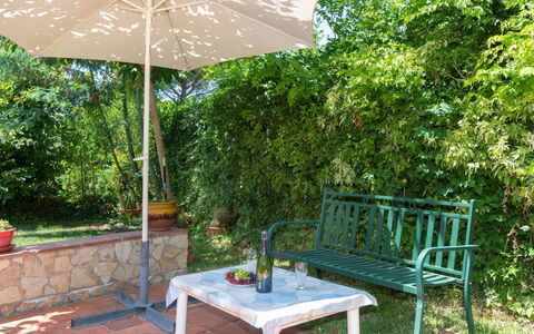 Belloc Ii: Planta, Propiedad, Mueble, Mesa, Banco Al Aire Libre, Mueble Para Exteriores, Sombra, Mesa Al Aire Libre, Árbol, Paraguas