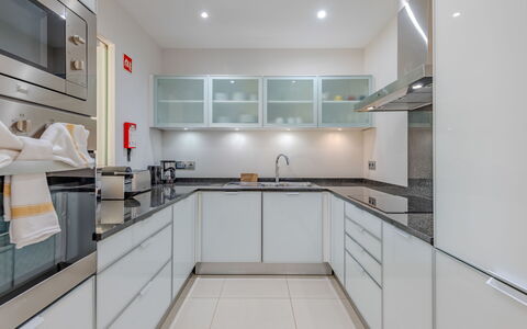 Vilamoura 171: Cocina, Aparato De Cocina, Mostrador, Gabinetes, Diseño De Interiores, Electrodoméstico, Piso, Techo, Suelo, Estufa De Cocina