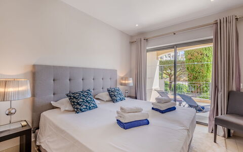 Vilamoura 171: Mueble, Cama, Diseño De Interiores, Habitación, Piso, Casa, Suelo, Departamento, Lecho, Sábana