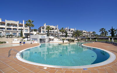 Vilamoura 171: Agua, Planta, Edificio, Cielo, Tiempo De Día, Propiedad, Azul, Azur, Piscina, Rascacielos