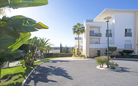 Vista Mar: Cielo, Agua, Edificio, Propiedad, Nube, Ventana, Azur, Planta, Cuerpo De Agua, Arquitectura